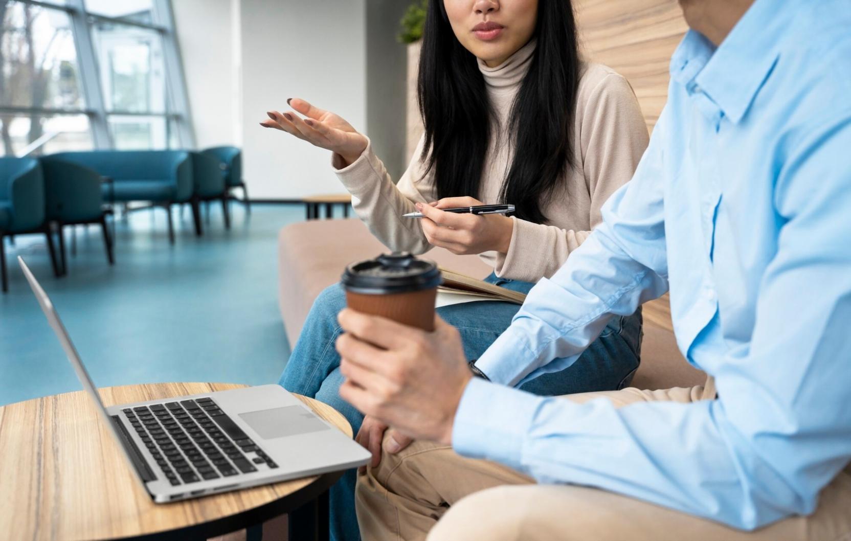 Modernes Büro mit Finanzexperten bei der Arbeit